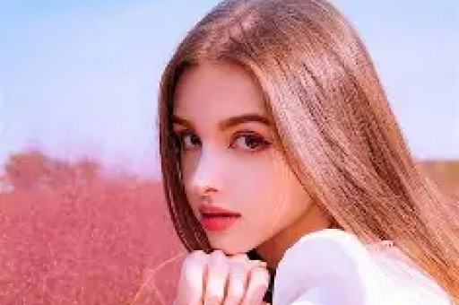 迪丽热巴深V造型登热搜引争议粉丝心疼担心走光审美讨论激烈